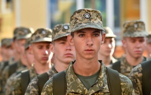З України масово виїжджають 16-17-річні хлопці