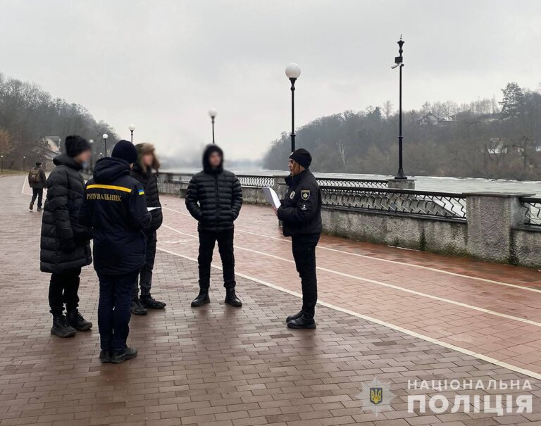 Безпека на льоду: у Житомирі поліцейські та рятувальники нагадують містянам про правила безпечної поведінки