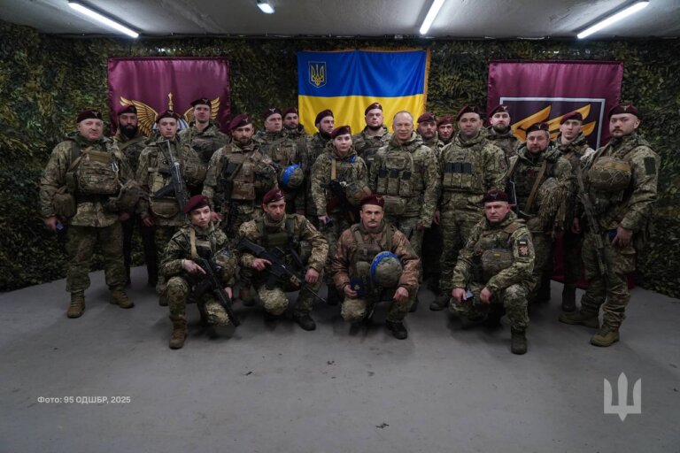 Головнокомандувач ЗСУ Олександр Сирський особисто вручив нагороди воїнам Житомирської 95 бригади ДШВ