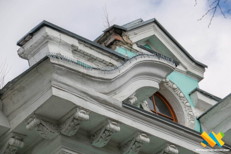 Будівля маєтку Філіпова почала вкриватися тріщинами. Наразі стоїть питання збереження цієї цінної для Житомира споруди.