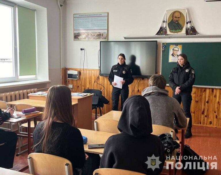 Житомирські правоохоронці розповідають майбутнім випускникам ліцеїв про навчальні заклади Національної поліції