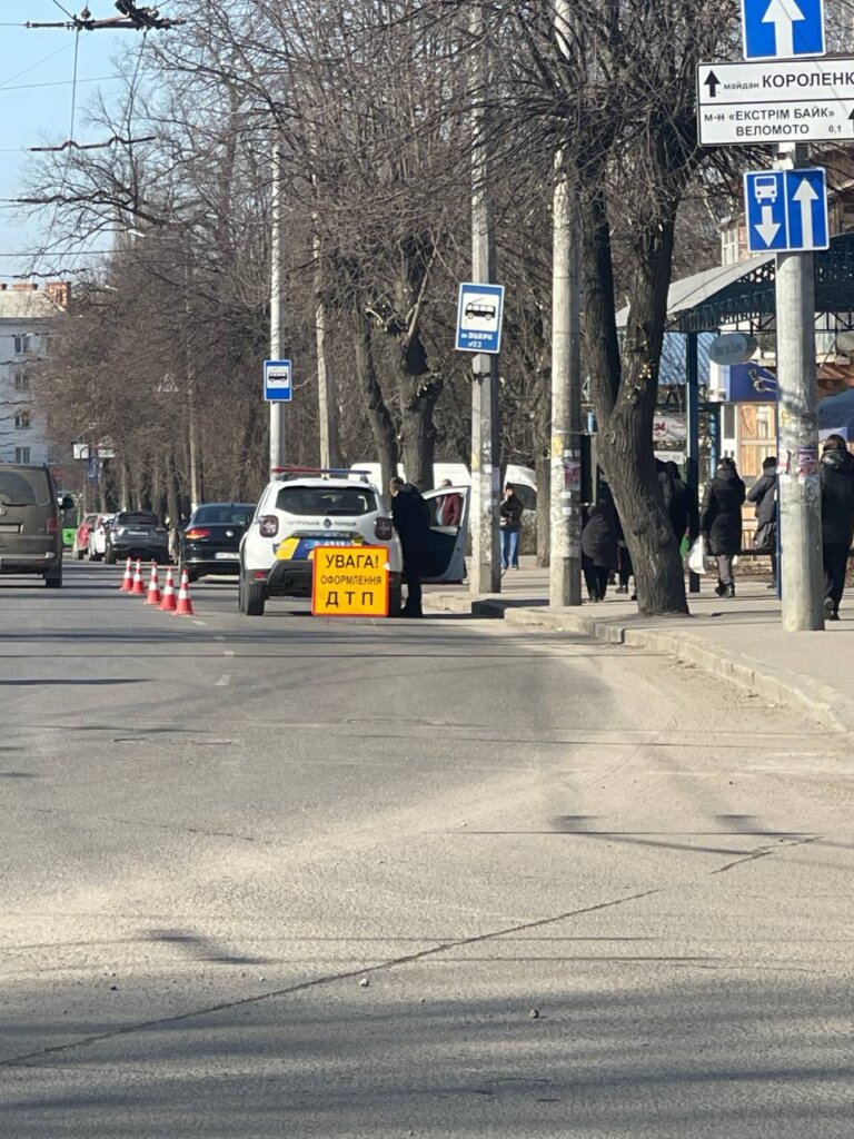 У середмісті Житомира водій легковика на проїжджій частині вулиці збив дитину — дівчинка у лікарні