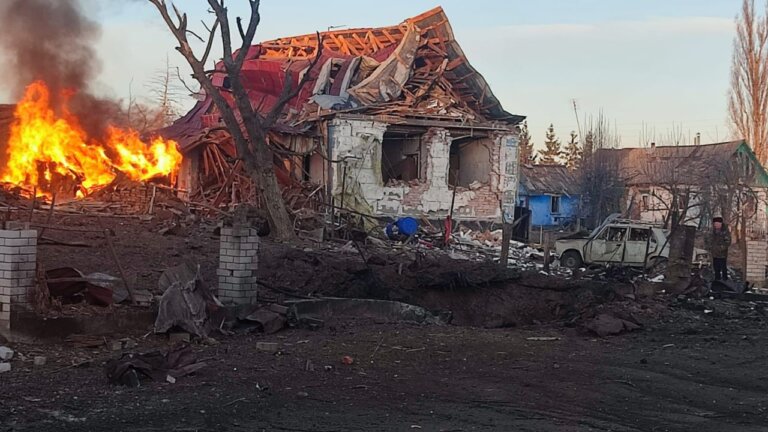 Сьогодні під масованої атаки з повітря уламками було пошкоджено господарчу будівлю та житловий будинок у Житомирському районі