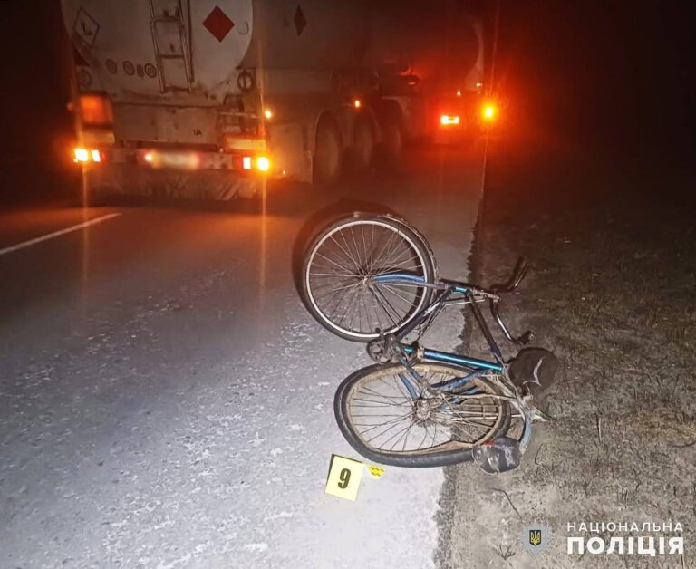 Під колесами вантажівки загинув пішохід: поліція встановлює обставини ДТП у Коростенському районі