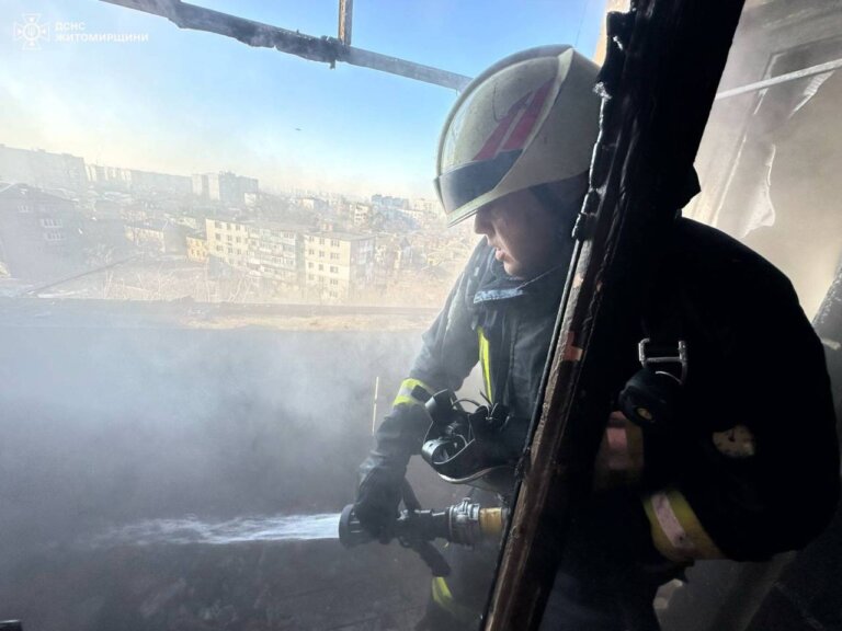 У Житомирі рятувальники ліквідували пожежу у багатоповерхівці, що сталася на балконі 8 поверху