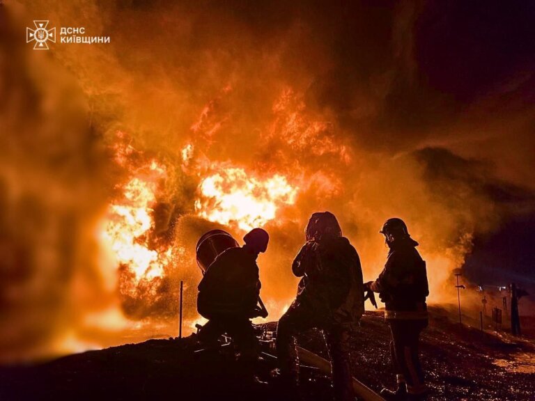Київщина: вночі в одному з районів області внаслідок падіння уламків БпЛА виникла пожежа на промисловому об’єкті