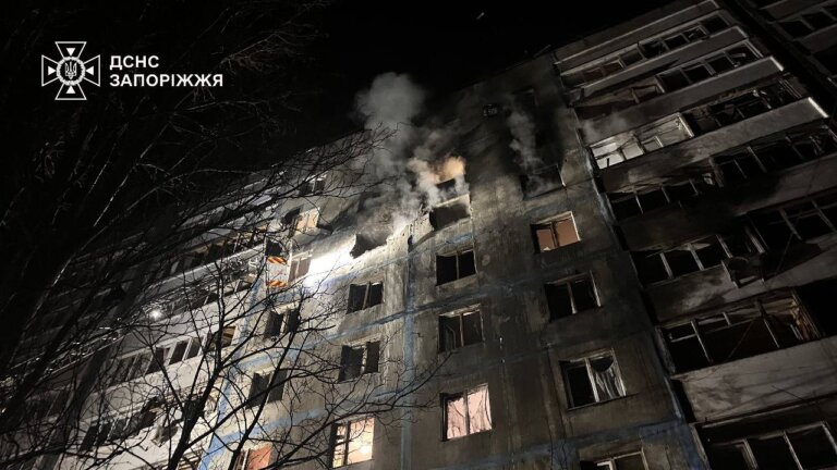 Запоріжжя: Ворожий БПЛА влучив у багатоповерхівку, спричинивши пожежу. Постраждала 82-річна жінка, її госпіталізували