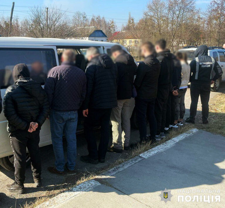 На Житомирщині поліцейські повідомили про підозру перевізниці нелегальних втікачів за кордон