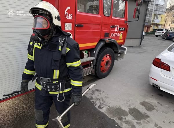 Під час пожежі в квартирі пʼятиповерхівки у райцентрі Житомирської області виявили 70-річного чоловіка, який отруївся димом