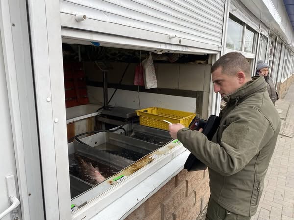 У Житомирі виявили порушника, який продавав рибу без документів і сертифікатів якості, та склали адмінпротокол