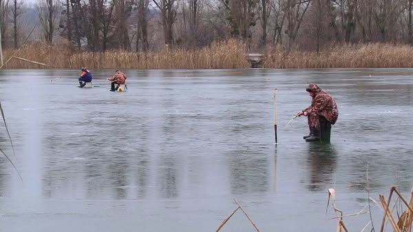 На річці у Житомирській області інспектори виявили двох чоловіків, які рибалили сітками, та склали адмінпротоколи