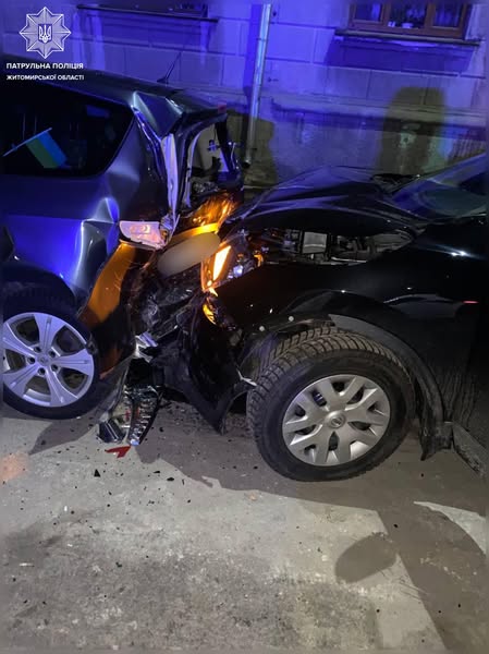 Нічна автопригода у Житомирі: п’яний водій Nissan в’їхав у припарковані автівки на Старому бульварі