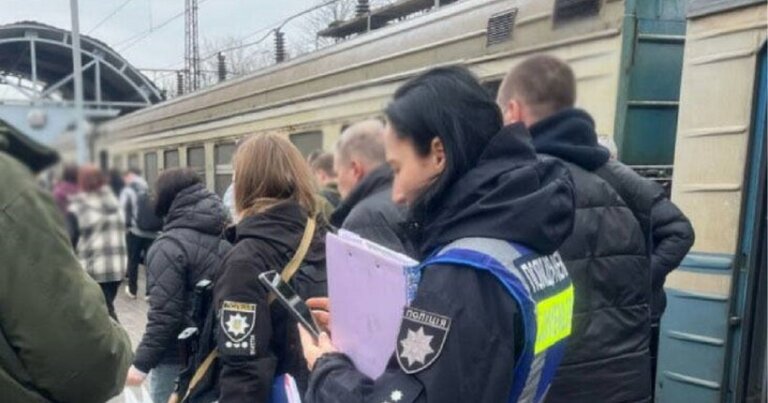 Підліток горів заживо на даху електрички у Києві. ФОТО
