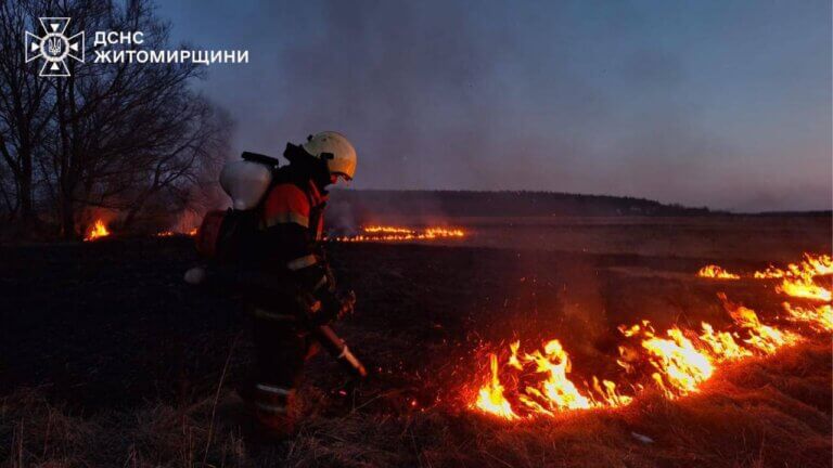 Маємо за добу знову 24 пожежі сухої трави та 1 займання торфу