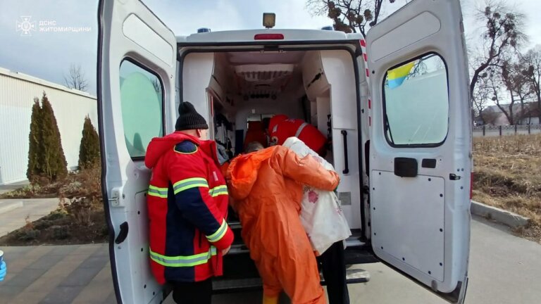 У с. Квітневе Житомирського району місцеві жителі врятували людину, яка провалилася під кригу