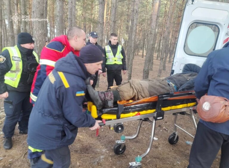 Бійці ДСНС врятували двох чоловіків, які провалився під кригу