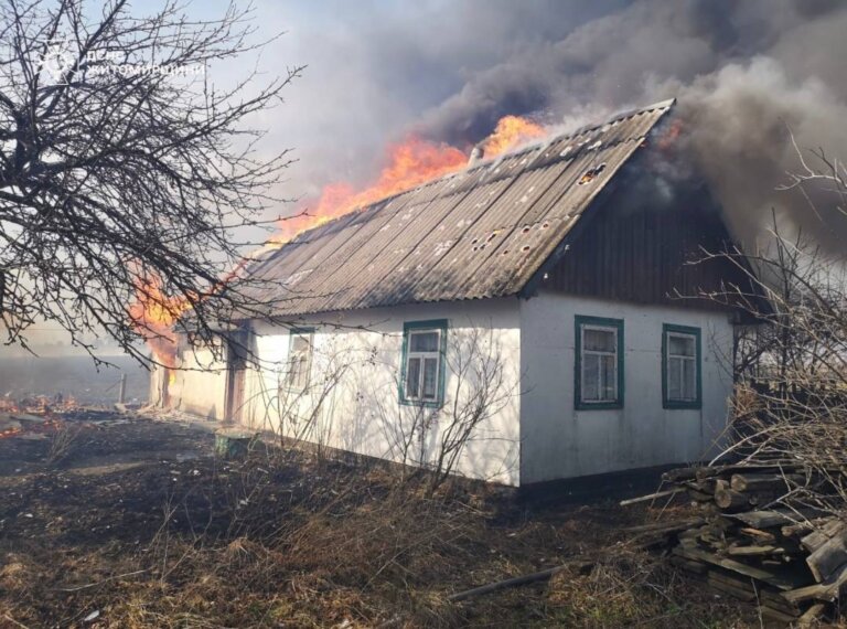 Вчора вдень вогнеборці залучались на ліквідацію загоряння сухої трави, що поширилось на житлові будинки.