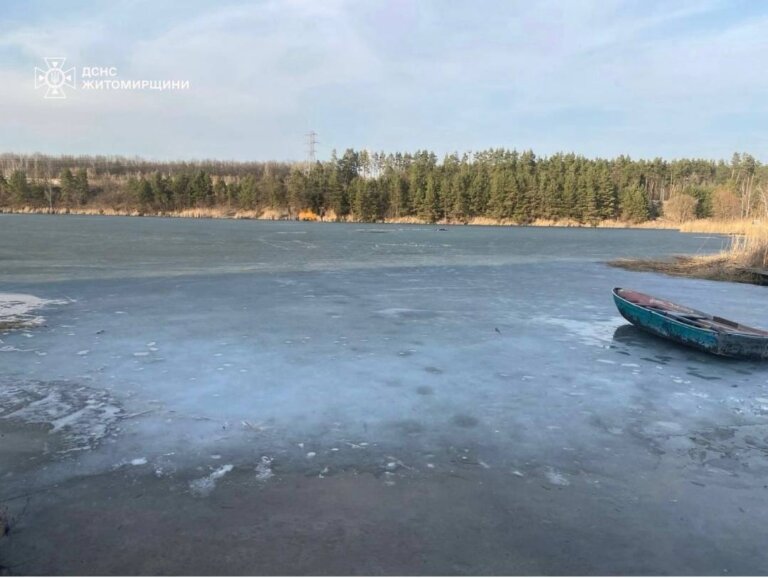 Бійці ДСНС врятували чоловіка, який провалився під кригу на водоймі