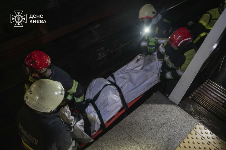 Трагедія в київському метро: рятувальники деблокували тіло чоловіка