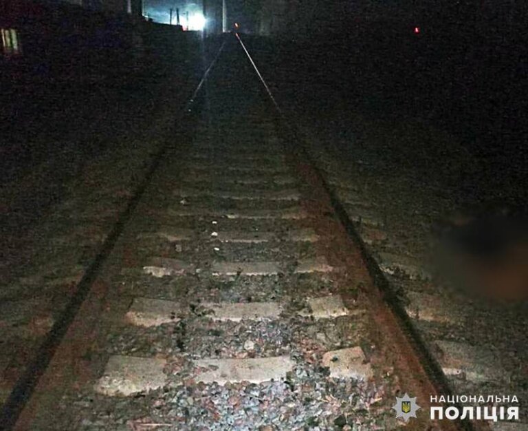 Житомирські поліцейські встановлюють обставини загибелі чоловіка на залізничних коліях