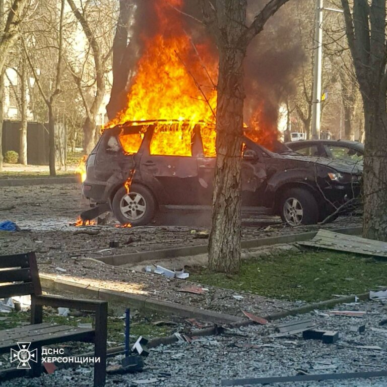 Авіаудар по Херсону: рятувальники ліквідували наслідки