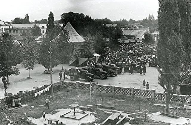 Фото старого Житомира. Атракціон «Мотогонки по вертикальній стіні»