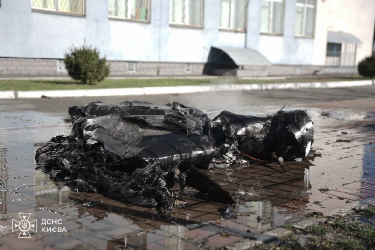 Київ: рятувальники ДСНС ліквідували наслідки падіння уламків ворожого БпЛА