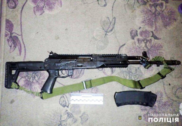 Звягельські поліцейські вилучили зброю та боєприпаси у сімейного дебошира