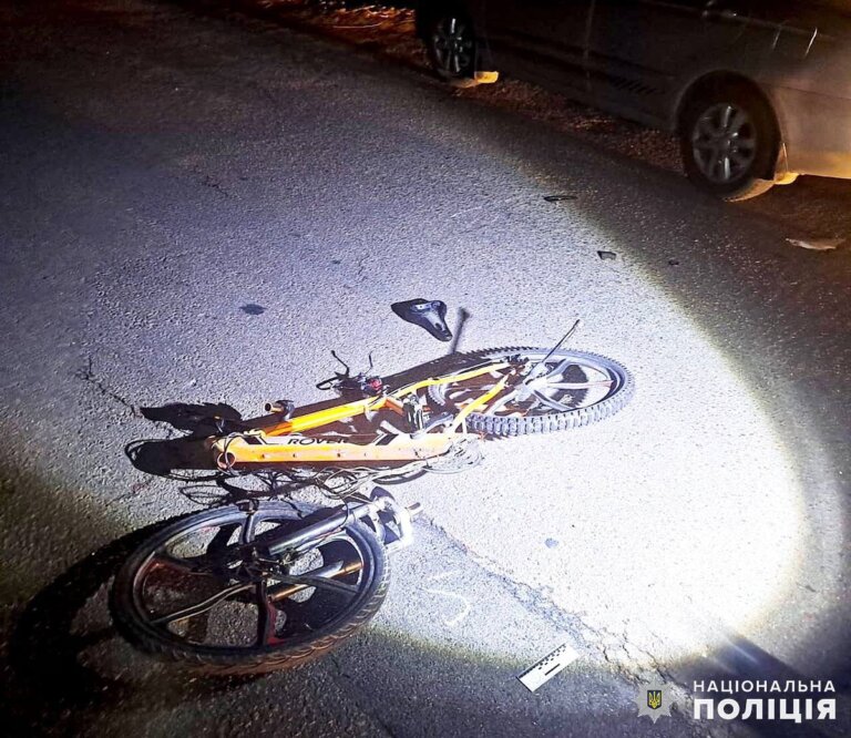 У Бердичівському районі поліція встановлює обставини травмування велосипедиста в ДТП