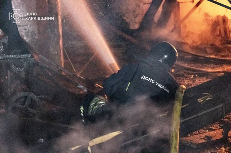 Харківщина: ворог завдав масованої атаки безпілотників на місто Ізюм, спричинивши масштабну пожежу