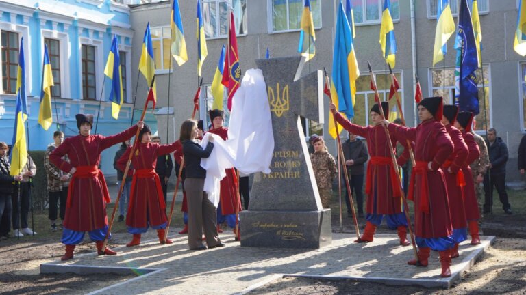 Сьогодні в Житомирі відкрили знак пам’яті – «Козацький хрест»