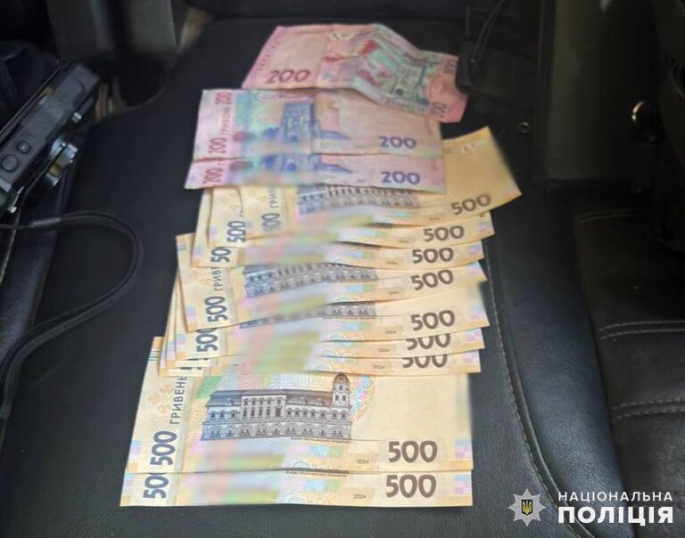 Слідчі поліції повідомили жителю Бердичева про підозру у спробі підкупу патрульних