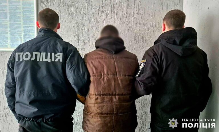 Заштовхав підлітка до багажника: на Житомирщині поліція затримала підозрюваного у викраденні людини