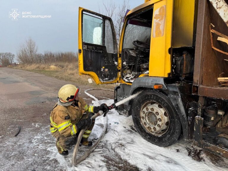 Рятувальники загасили вантажівку, що горіла вчора поблизу с. Підруддя Коростенського району