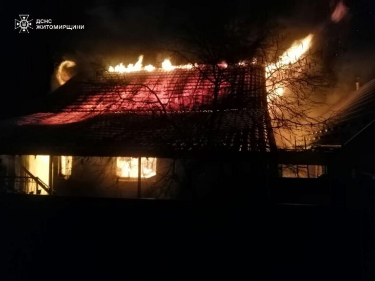 У Баранівці під ранок рятувальники ліквідували пожежу в приватній оселі