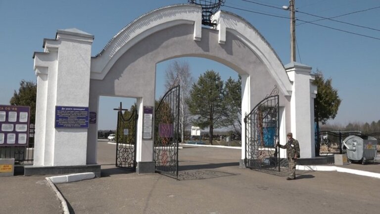 Громадо! В’їзд автотранспорту на поминальні дні на територію міських кладовищ буде заборонено