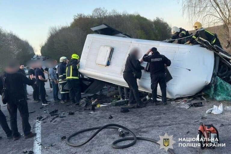 На Вінниччині по Житомирській трасі водій легковика протаранив маршрутку на зустрічній: загинули троє людей, серед постраждалих – діти. Фото