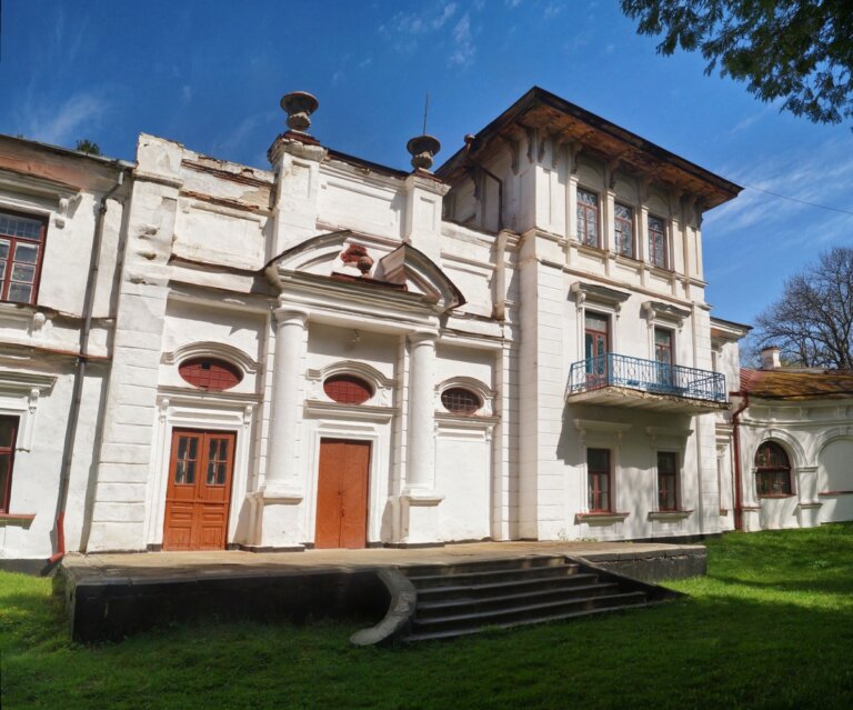 Нова Чортория. Гігантський млин, палац та усипальниця у парку. ФОТО