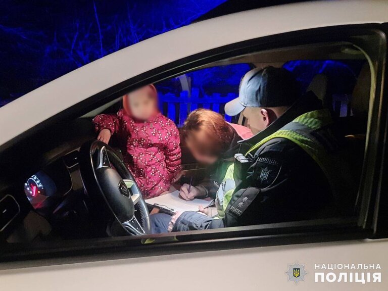 Коростишівські поліцейські запобігли поширенню пожежі в приватному обійсті