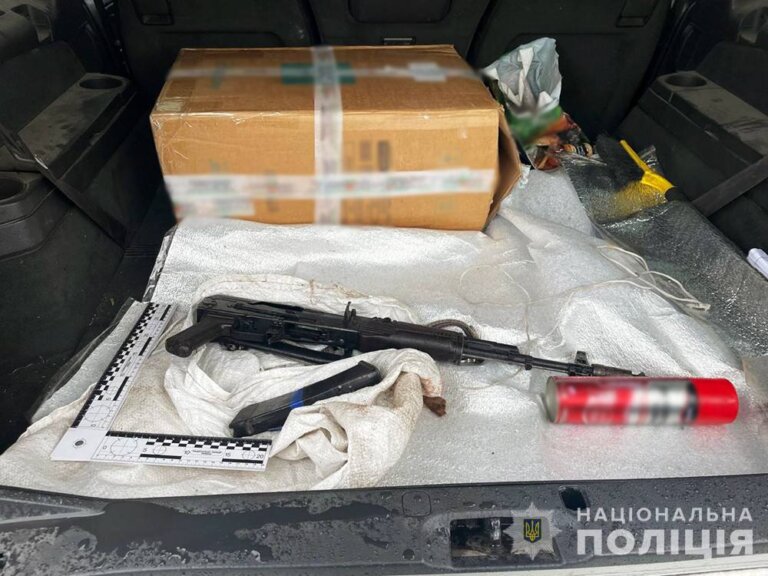 Возив автомат у багажнику авто: поліцейські вилучили зброю у жителя Коростенського району