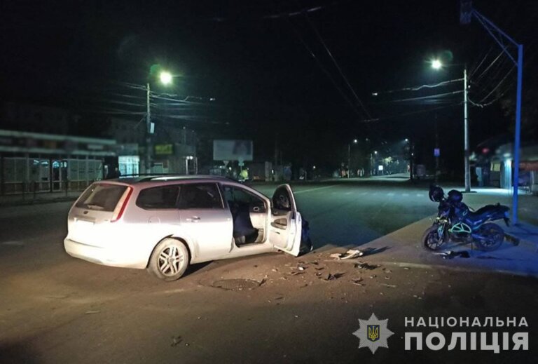 У Житомирі поліція розслідує ДТП з травмуванням водія та пасажира мотоцикла