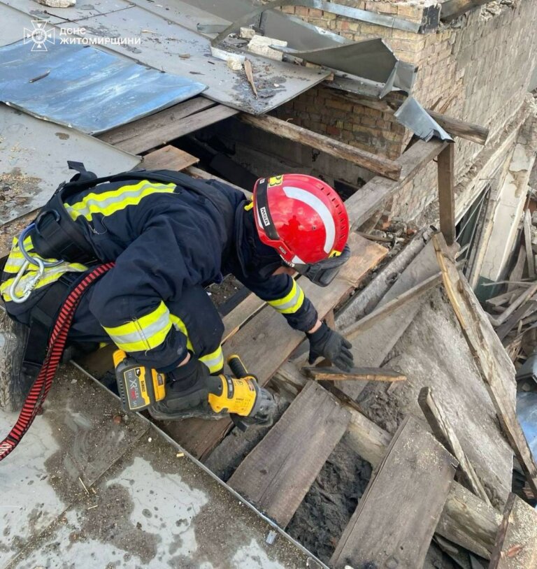 Житомирські рятувальники надають допомогу столичним колегам у ліквідації наслідків ворожого обстрілу