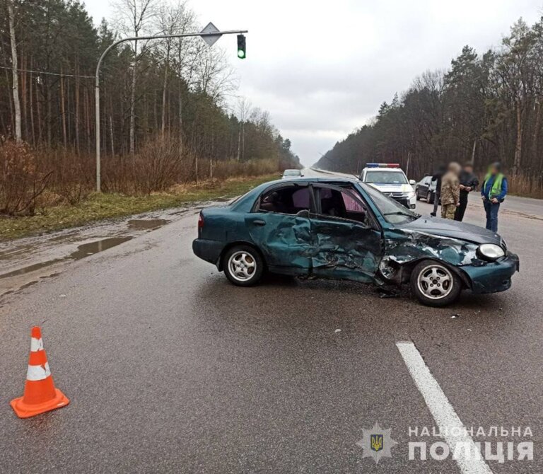 П’ятеро травмованих, серед яких однорічна дитина: поліція проводить розслідування ДТП у передмісті Житомира