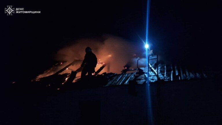 Під час пожежі в приватному житловому будинку вчора ввечері травмувалися дві людини