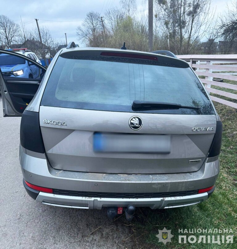 «Хотів підвезти дівчат»: поліцейські розшукали причетного до викрадення автомобіля в Ємільчинській громаді
