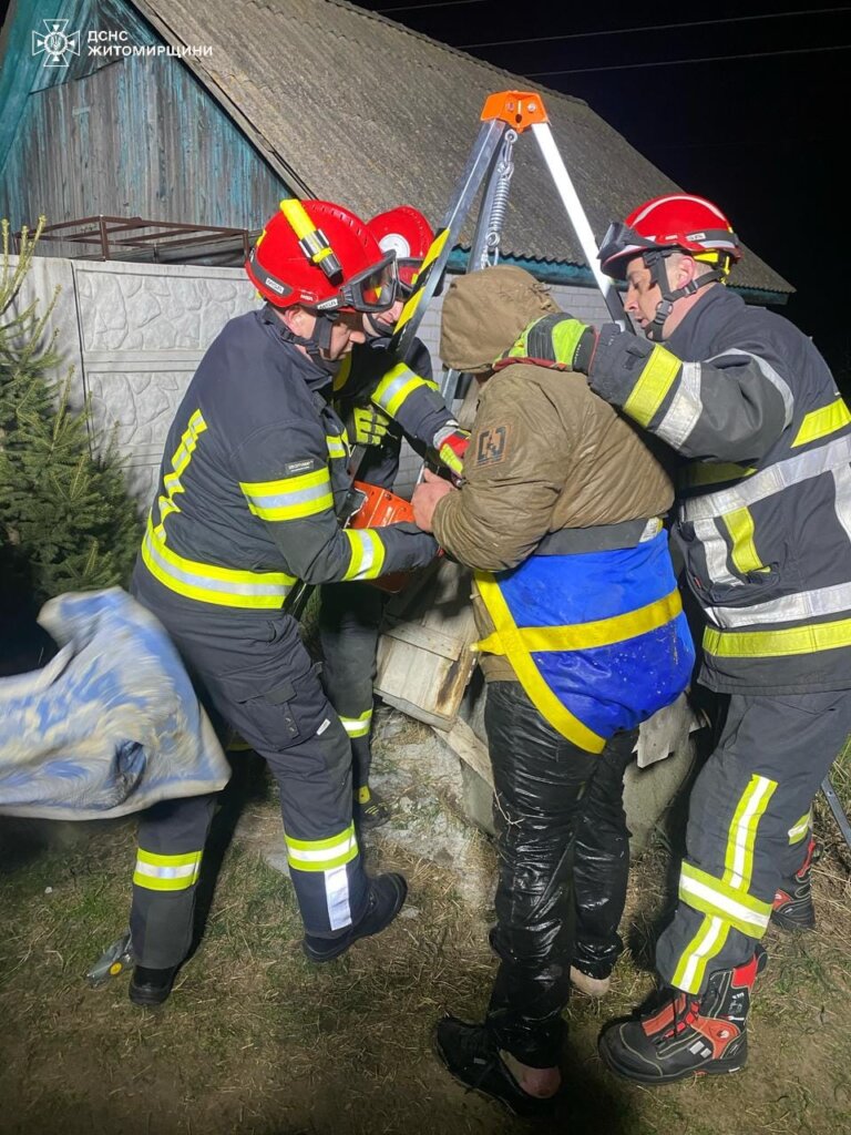 Сьогодні вночі у селі Скоморохи Житомирського району фахівці ДСНС врятували чоловіка, який впав у криницю
