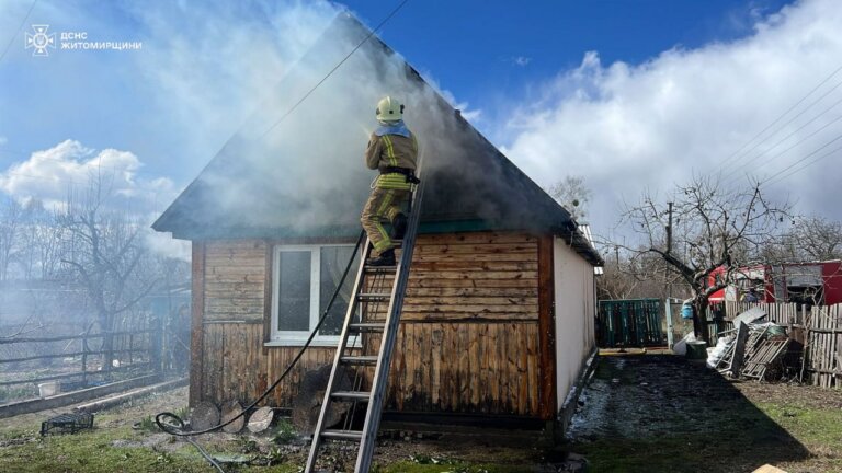 На Коростенщині сьогодні рятувальники гасили житловий будинок та господарську споруду