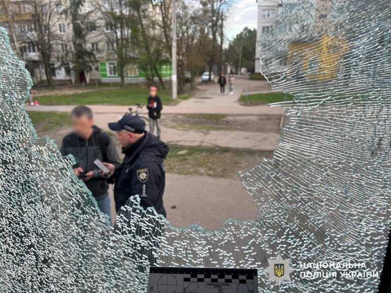 Розбив каменем вікно в тролейбусі: житомирські поліцейські розслідують хуліганство