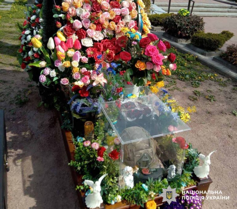 У Житомирі поліцейські викрили причетного до наруги над могилою військовослужбовця