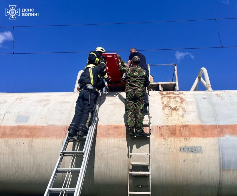 На Волині на залізничній станції дитину вразило струмом, коли вона залізла на вагон-цистерну. ФОТО